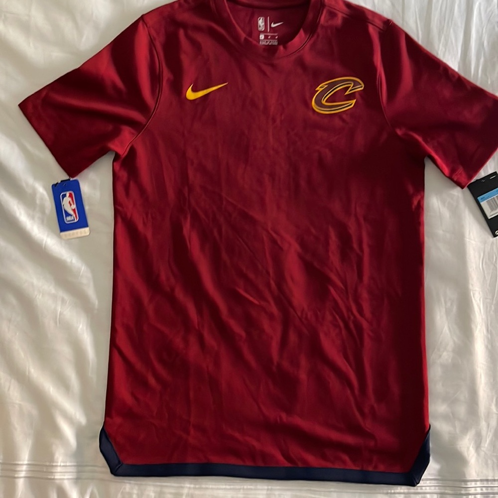 Cleveland cavaliers short sleeve T-shirt in size M. New with tags.